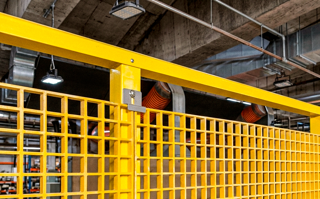 Grade de proteção em fibra de vidro amarela instalada em transportador industrial